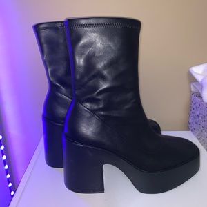 Size 9, from Zara. Brand new so the have nver been used